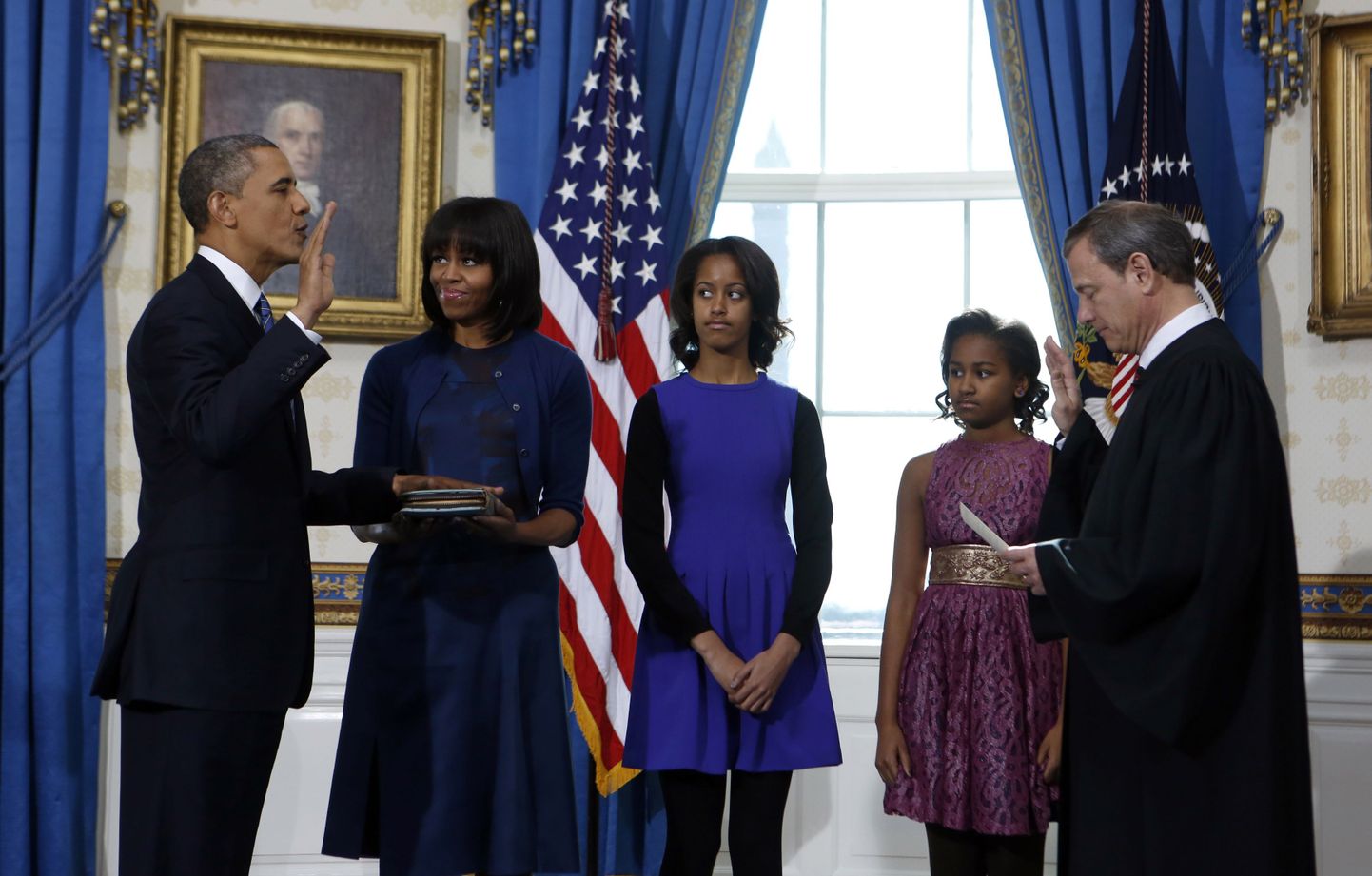 USA ülemkohtunik John Roberts kinnitas pühapäeval Valges Majas tagasihoidlikul tseremoonial president Barack Obama teiseks ametiajaks ametisse.