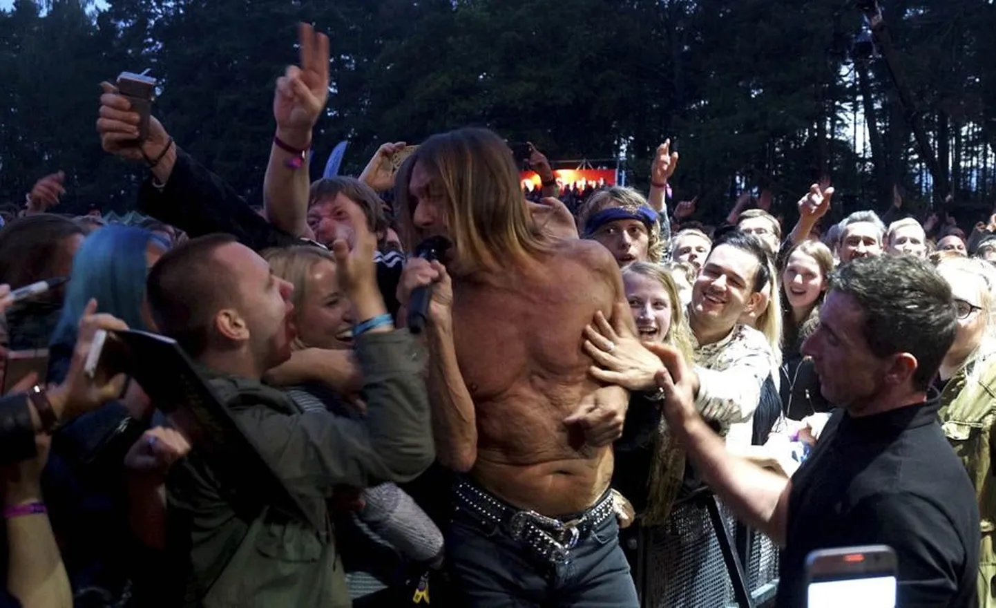 69-aastane Iggy Pop sülitas ja ropendas, sõimas publikut ja bändi ning andis vapustavalt positiivse energiaga kontserdi. Ühtlasi ei pidanud ta paljuks lasta publikul end patsutada ja paitada.