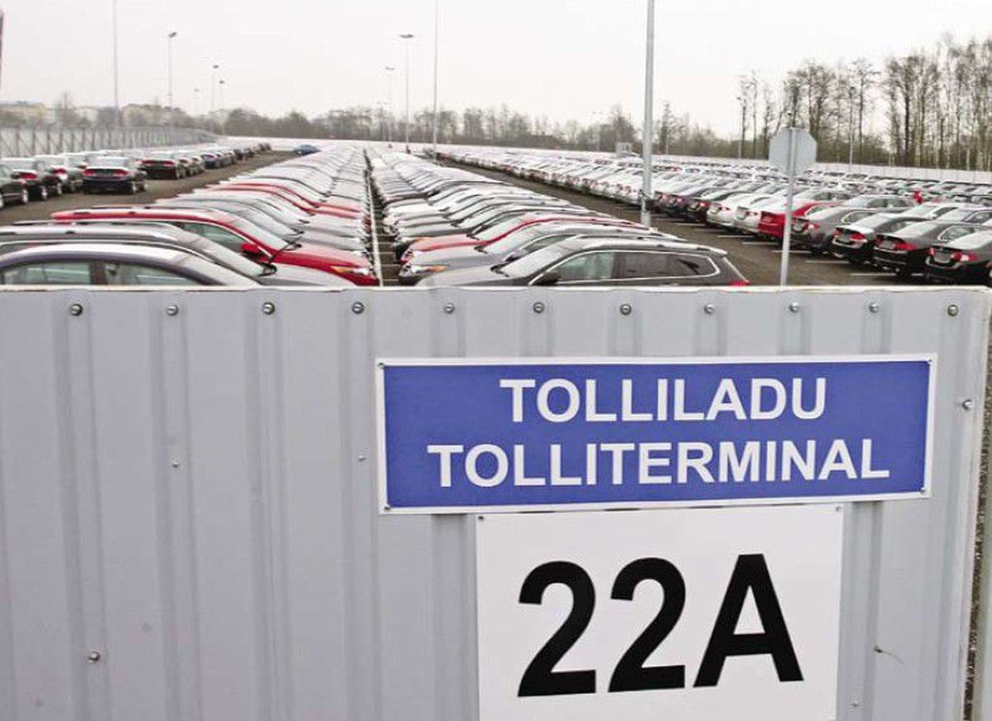 Viimastel aastatel on mitmed Tallinna sadamad olnud kümnete tuhandete autode läbisõiduhooviks. nüüd on autotransiit sarnaselt teiste valdkondadega seiskunud.