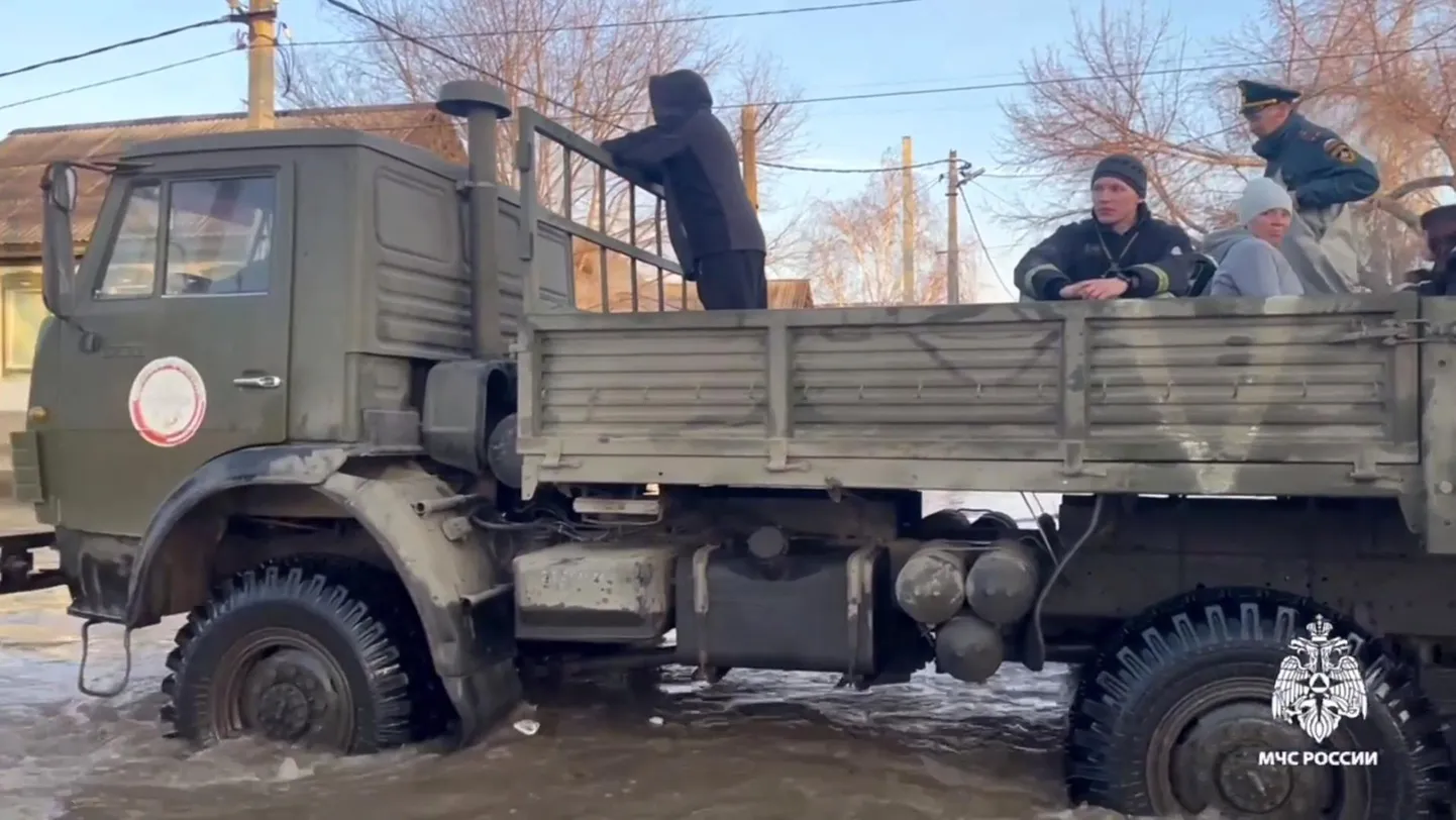 В России прорвало дамбу на реке Урал. Эвакуированы более 700 человек