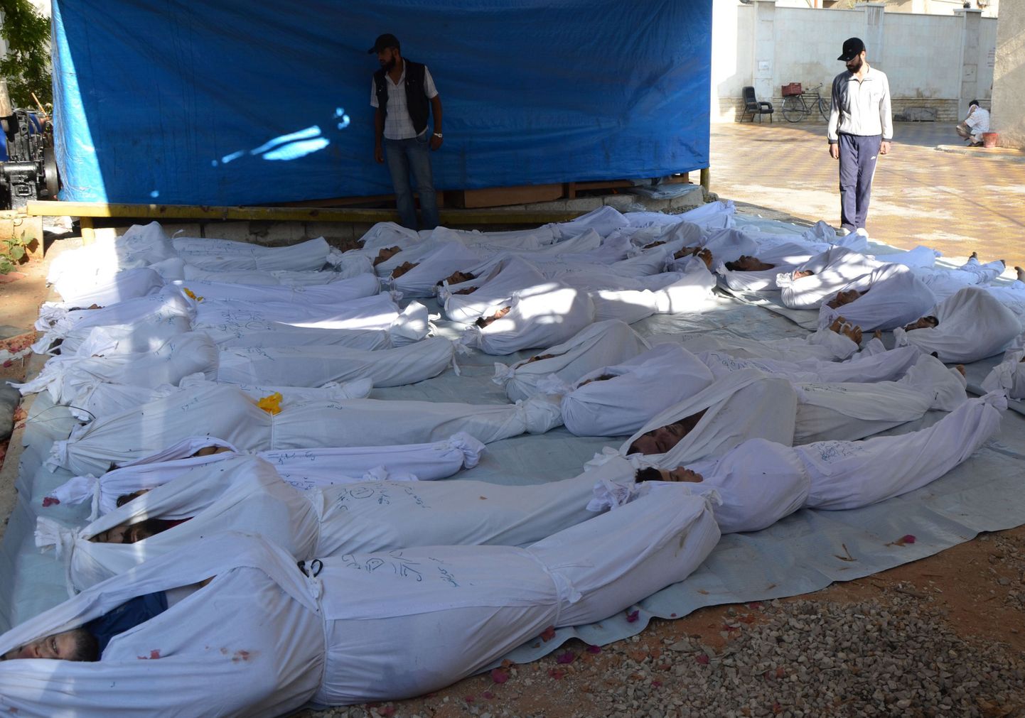 Süüria aktivistid uurivad väidetava keemiarünnaku ohvrite surnukehi