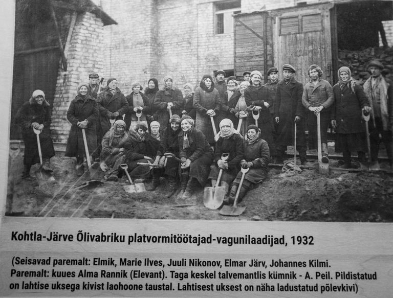Foto on aastast 1932 ning kujutab Kohtla-Järve õlivabriku platvormitöötajaid-vagunilaadijaid.