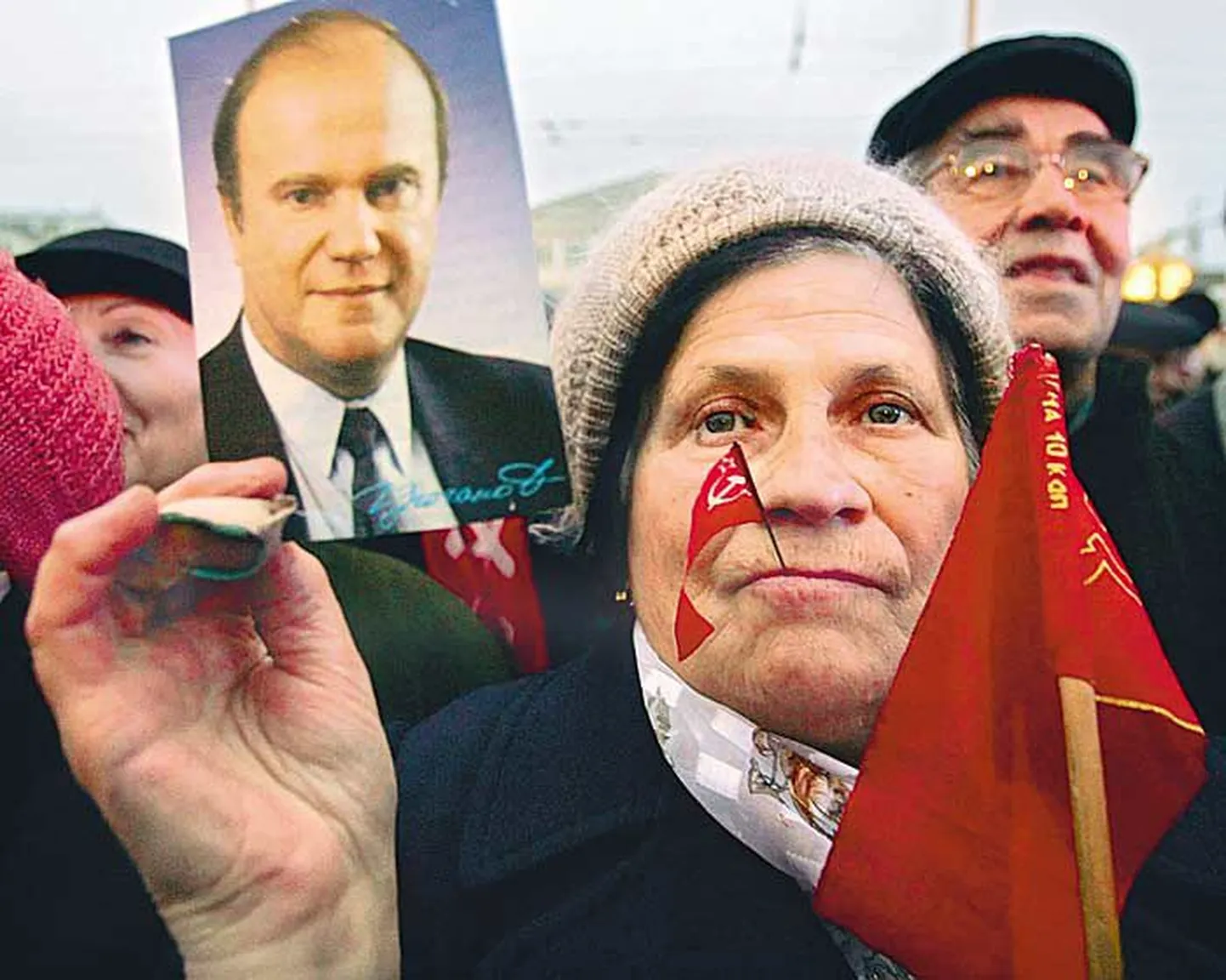 Venemaa kommuniste eesotsas Kommunistliku Partei juhi Gennadi Zjuganoviga (fotol naise käes) ärritab jutt kommunismi kuritegude hukkamõistmisest.