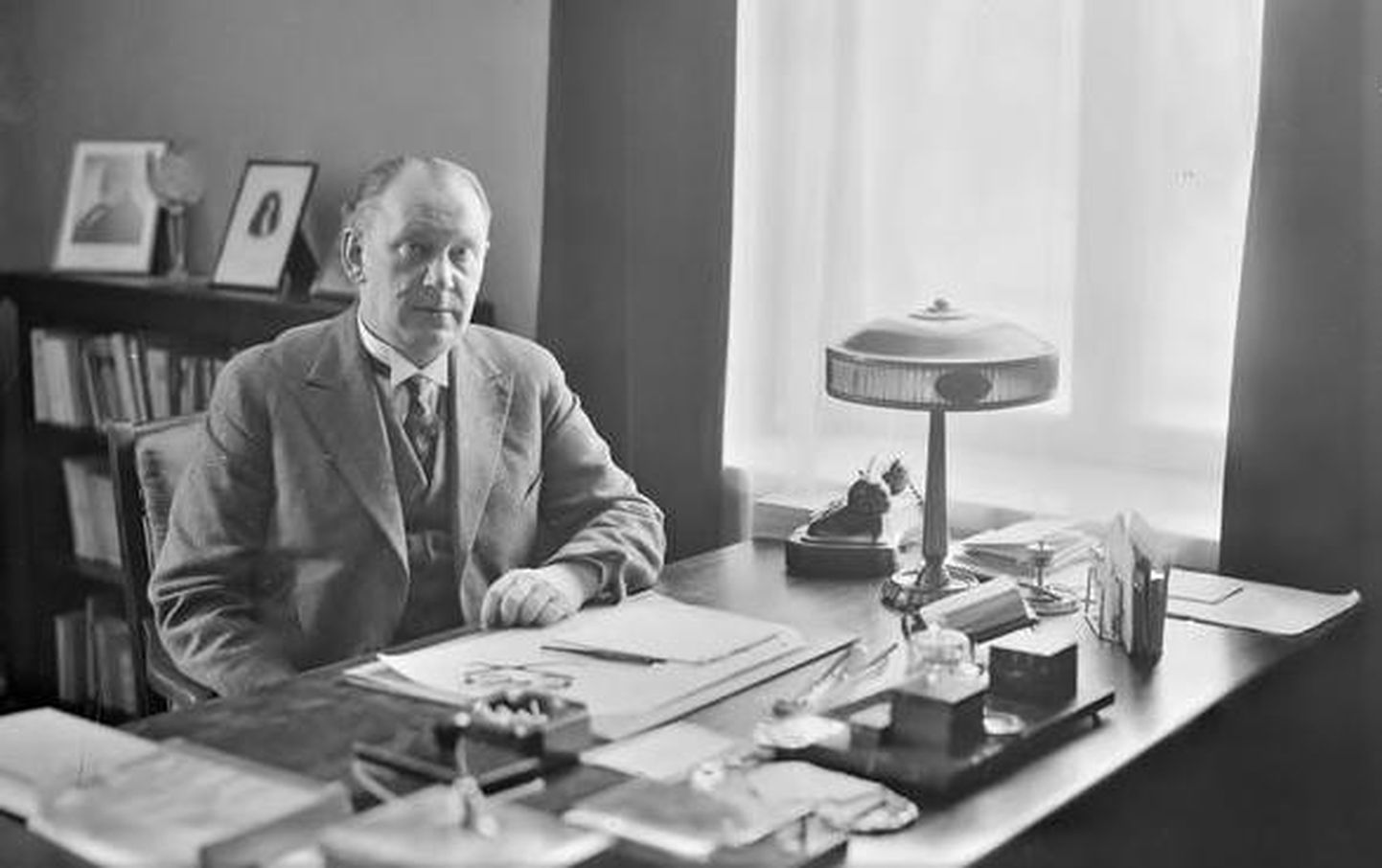 Hans Rebane Helsingis oma töölaua ääres, kui ta töötas Soomes saadikuna. Foto on tehtud 1934. aasta veebruaris.