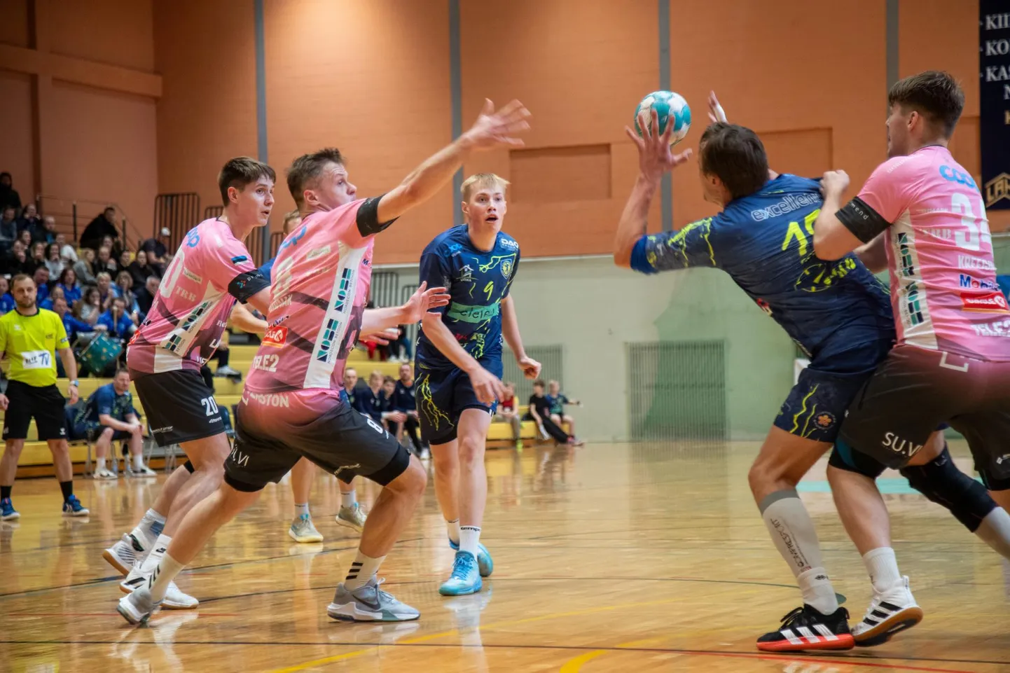 Viljandi HC võttis pühapäeval Eesti käsipalli meistriliiga pronksiseeria esimeses mängus HC Kehra/Horizon Pulp & Paperi vastu kindla võidu.