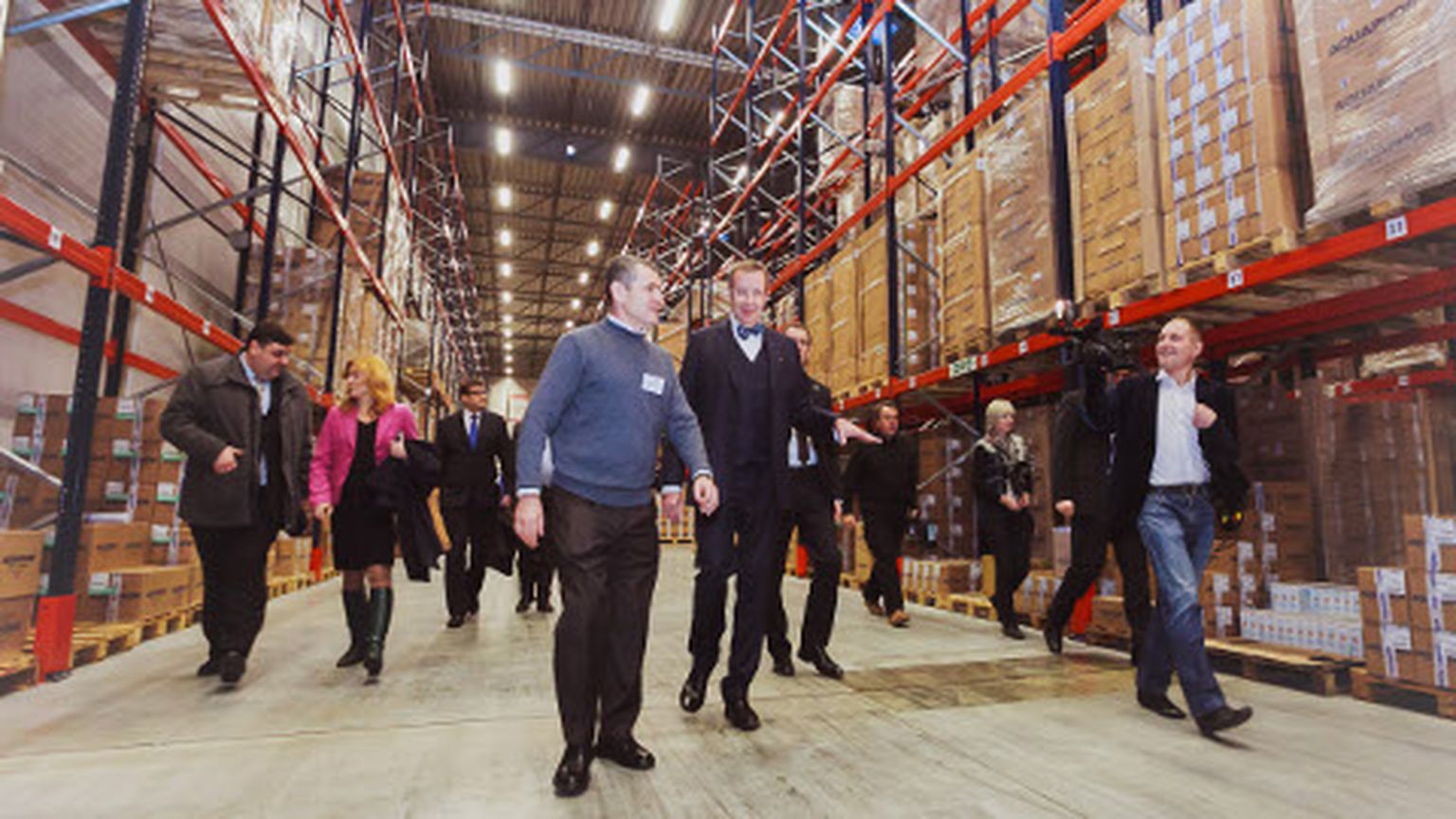Aquaphori president Joseph L. Schmidt korraldas president Toomas Hendrik Ilvesele ja tema saatjaskonnale Narva uues tehases ekskursiooni.