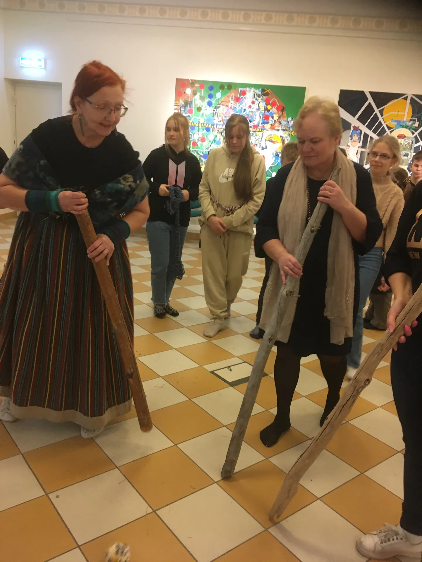 Õpitoas osalejad ajavad koos Terje Puistajaga muuseumist kada välja.