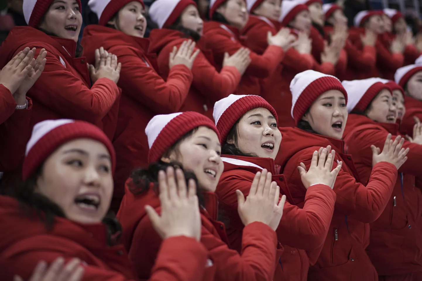 Enam kui kaks tundi järjest ei lahkunud ükski väljaku mõlemasse äärde kahte esimesse ritta paigutatud Põhja-Korea kollektiivi liige oma kohalt. Mitte kordagi ei lubanud keegi endale ainsatki individuaalset liigutust.