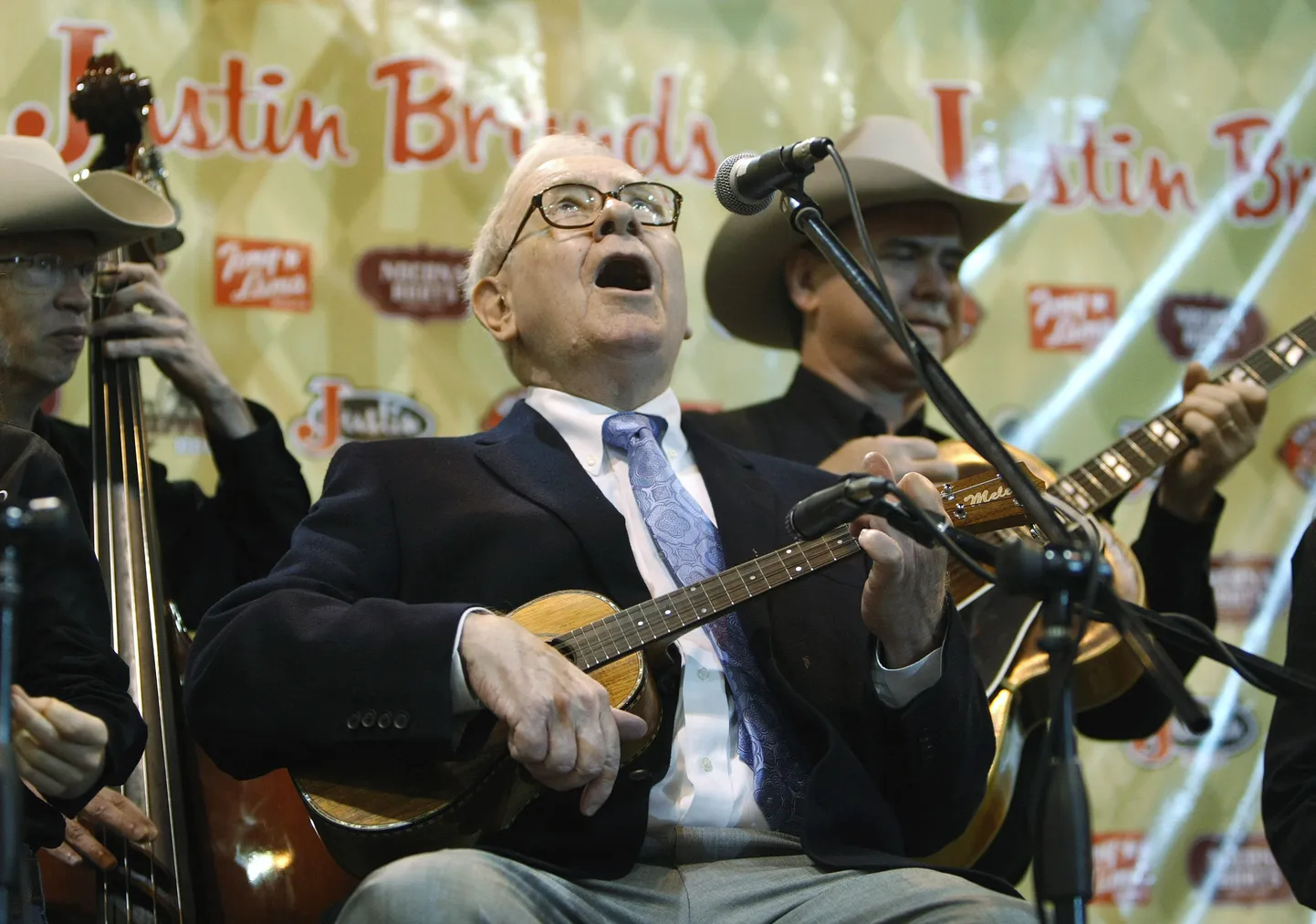 Warren Buffett esitamas Berkshire Hathaway aastakoosolekul 1. mail 2010 Omahas lugu «I've Been Working on the Railroad» koos ansambliga The Quebe Sisters Band.