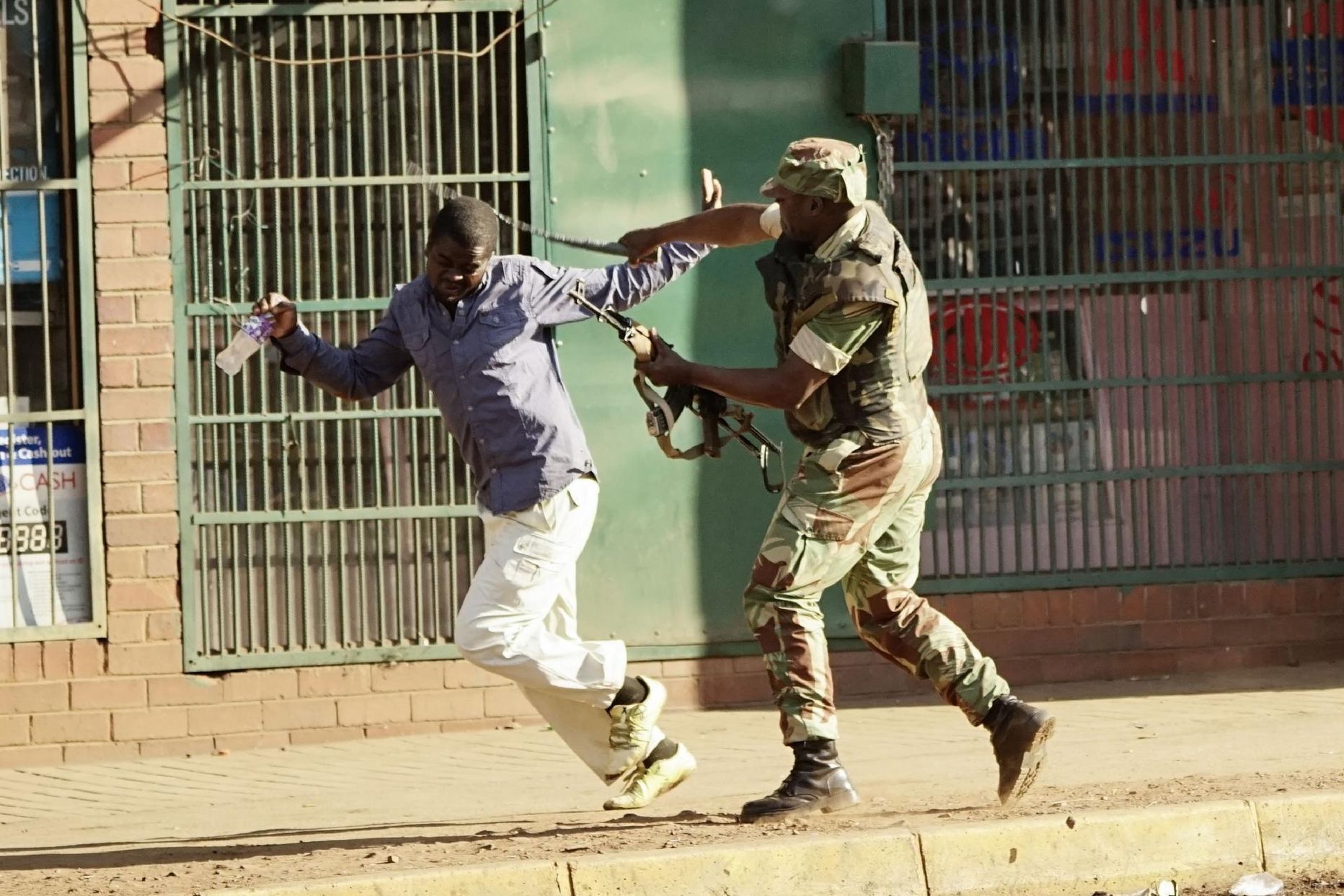 Zimbabwe sõdurid üritasid pealinnas toimunud meeleavaldusi jõuga maha suruda.