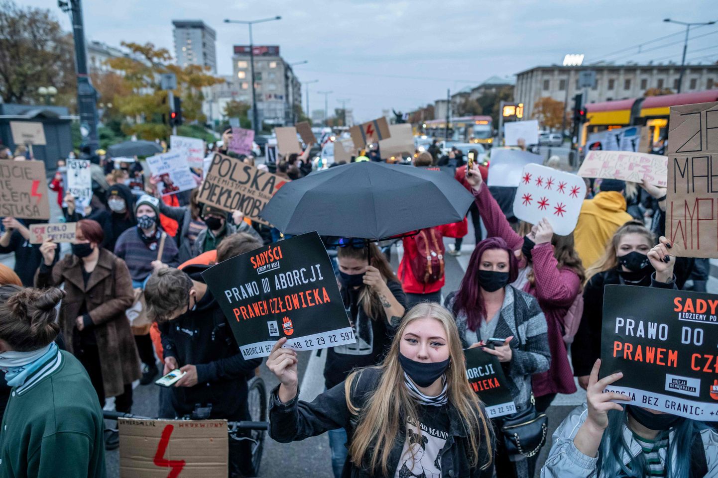 Poolas abordiseaduse karmistamise vastu protesteerivad inimesed.