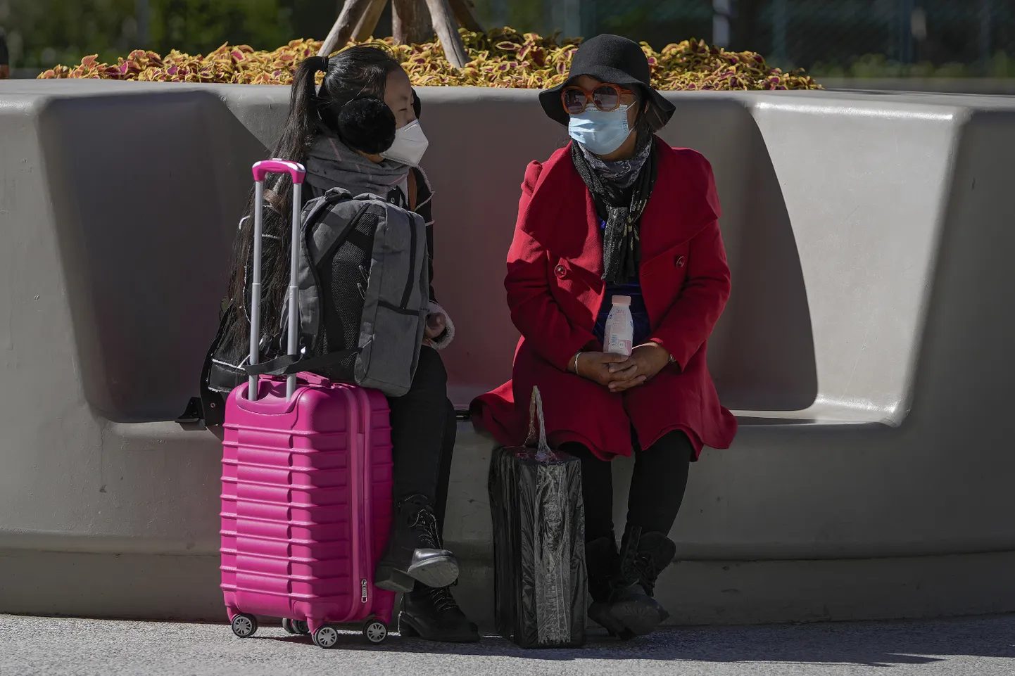 Kaks naist ostukeskuse ees Beijingi linnas.