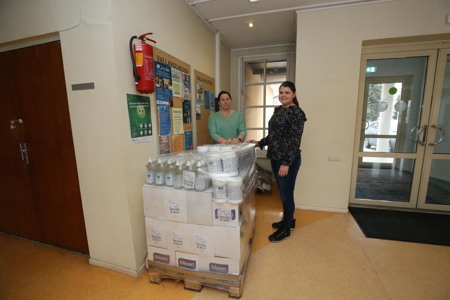Tartu valla sotsiaalosakonna juht Anne Aleksejev (vasakul) ja volikogu sotsiaalkomisjoni esimees Karmen Kukk saavad pesuvahendeid pakkuda viiekümnele abivajajale.