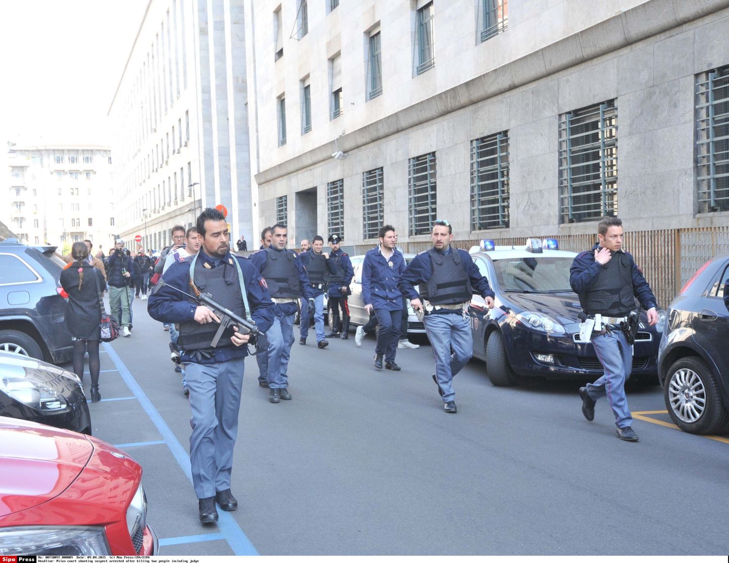 Politseinikud Milano kohtumaja juures.