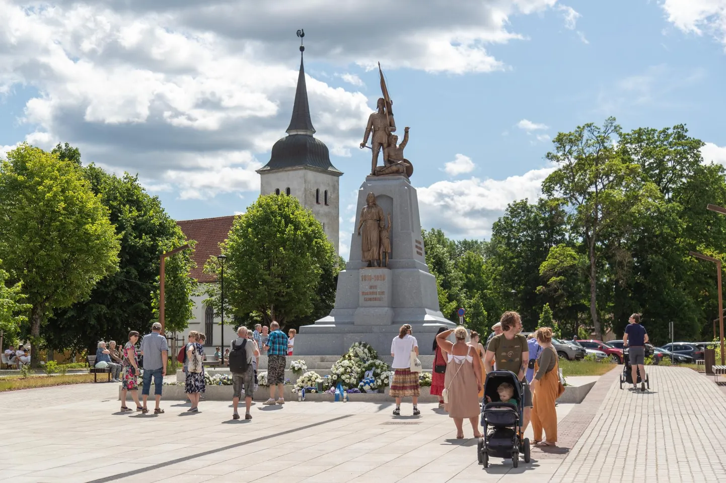 Päev pärast avamist oli huvi samba vastu suur ning taasavatud sammast pildistati, filmiti ning kiideti.