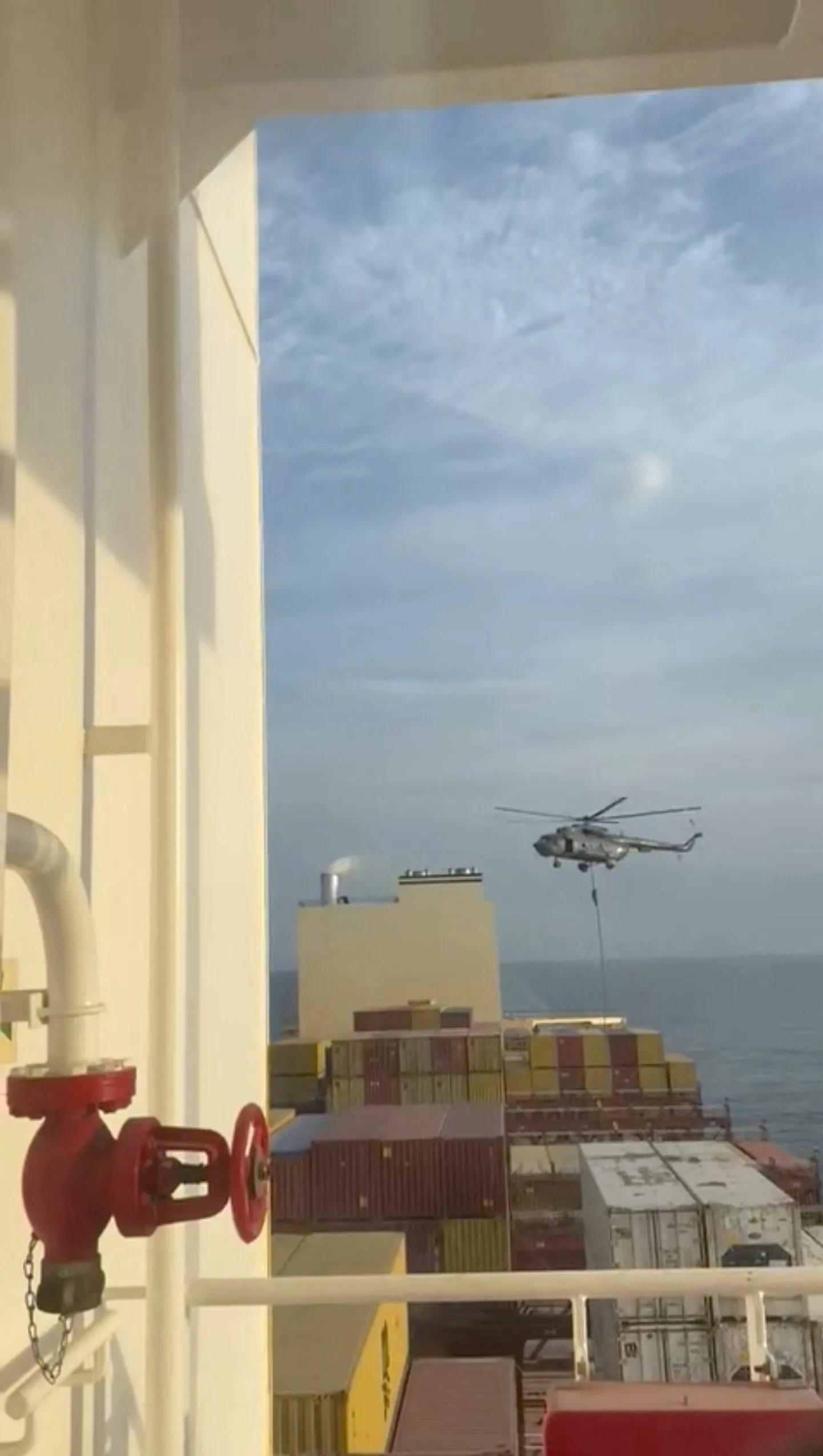 Iraani laevastiku eriüksus tegi helikopterioperatsiooni, hõivates Portugali lipu all sõitva konteinerlaeva MCS Aries.