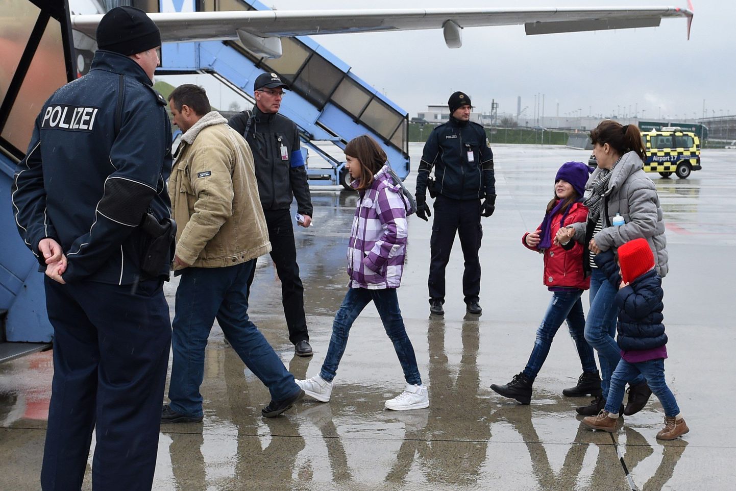 Politsei eskortimas Münchenis lennukile inimesi, kelle varjupaigataotlus lükati tagasi.