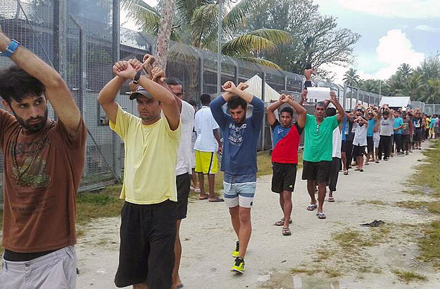 Põgenikud Manuse saare laagris protestimas.