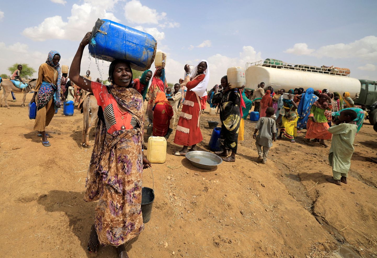 Sudaanis on suurenenud hüppeliselt sisepagulaste arv seoses aprillis lahvatanud lahingutegevusega. Sel pildil on Darfurist vägivalla eest põgenenud sudaanlanna, kes Tšaadi piiri lähedal asuvas pagulaslaagris on saanud kanistrisse joogivett
