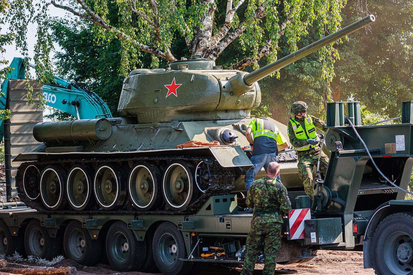 По решению правительства 16 августа прошлого года в Нарве демонтировали и увезли советский памятник-танк и другие красные знаки, что вызвало недовольство части жителей. Однако крупных беспорядков удалось избежать.