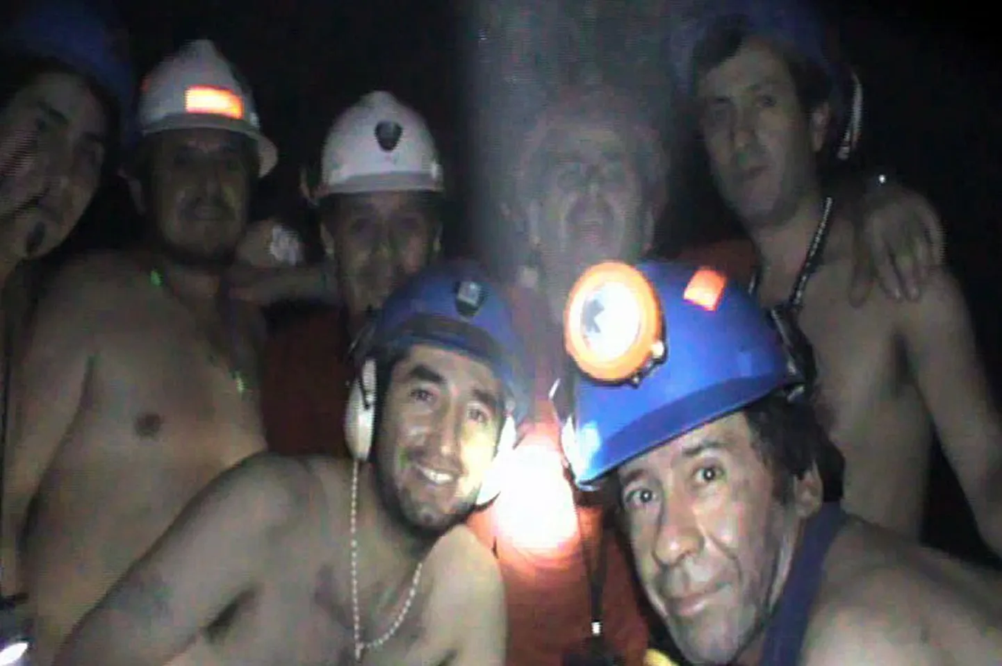 Чилийские шахтеры почти полтора месяца находятся под землей в ожидании помощи.
