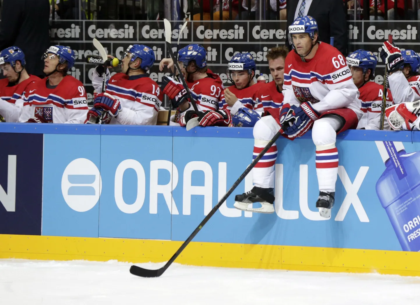 Jaromir Jagr (esiplaanil) jälgib mõtlikult, kuidas Tšehhi koduse turniiri pronksimängus USa paremust tunnistas.