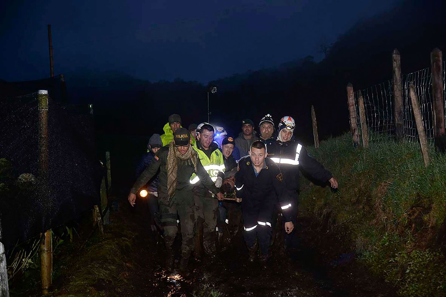 Спасатели на месте авиакатастрофы в Колумбии.