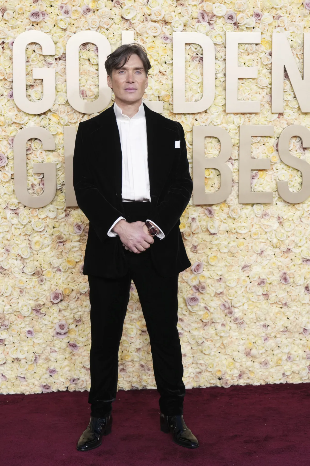 LOHAKAS ELEGANTS: Cillian Murphy, kes pälvis filmis «Oppenheimer» rolli eest Kuldgloobuse, kandis klassikalist musta Saint Laurenti ülikonda valge särgi ja lipsuta. Tema suurilmalikult ükskõikse hoiak on suurepärane eeskuju meestele, kes soovivad moega katsetada, kuid seelikut ja läbipaistvat võrksärki ülle tõmba ei söanda.