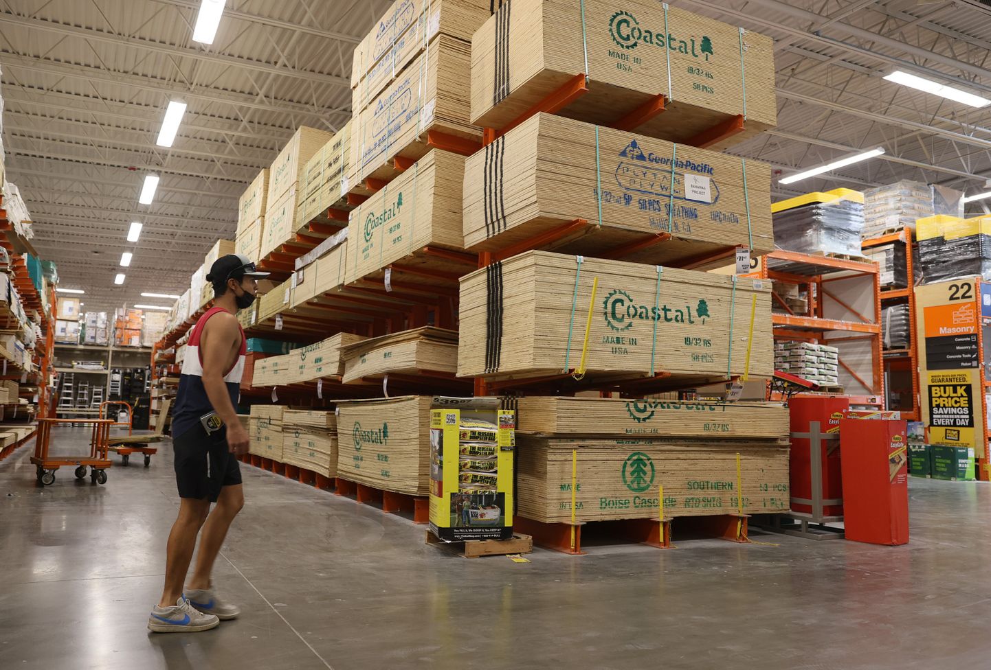 Динамика цен на строительную древесину на мировом рынке в более широком смысле отражает состояние всей экономики. На фото магазин Home Depot, одной из крупнейших в мире сетей строительных магазинов во Флориде, США.