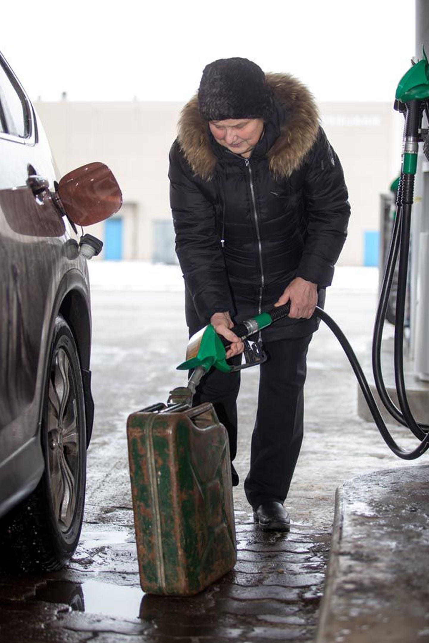Viljandi vallas elav Mare Villems sõitis eile linna, et tankida autot ja võtta bensiini ka kanistrisse varuks.