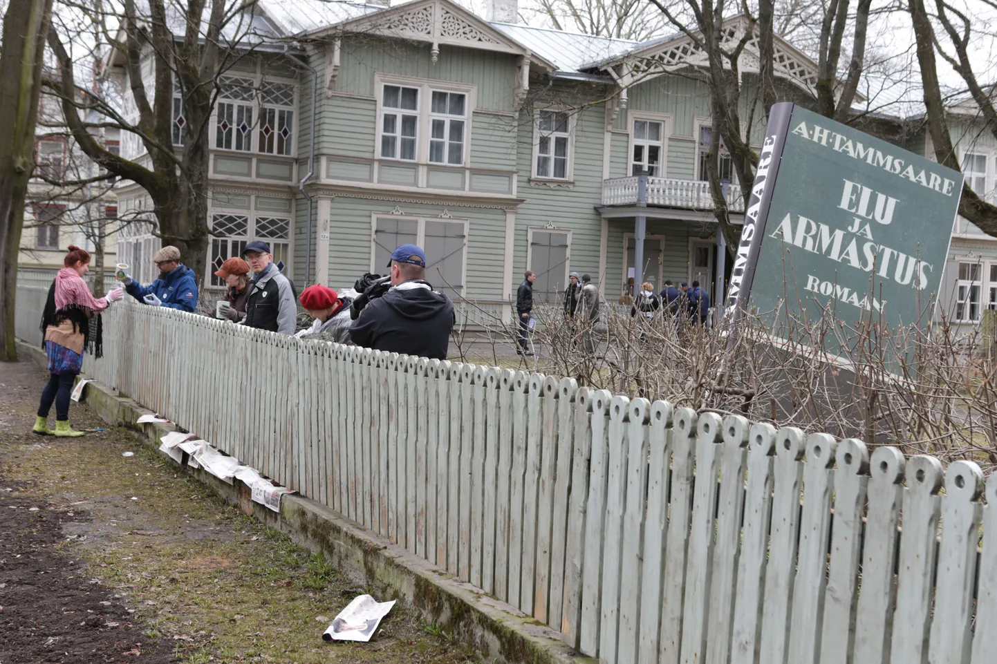 Tammsaare muuseumi aiavärvimise talgutel osales täna paarkümmend vabatahtlikku. Eeltalgud on avalöögiks nädalale, mis kulmineerub laupäeval üle-eestilise talgupäevaga.