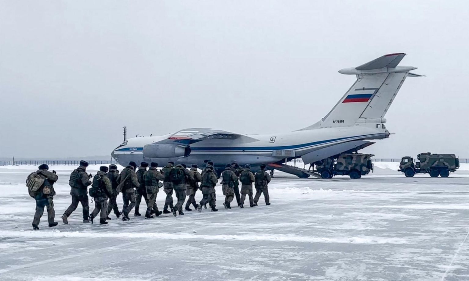 Venemaa dessantväelased eile Moskva-lähedasel lennuväljal asuvad Kasahstani poole teele.