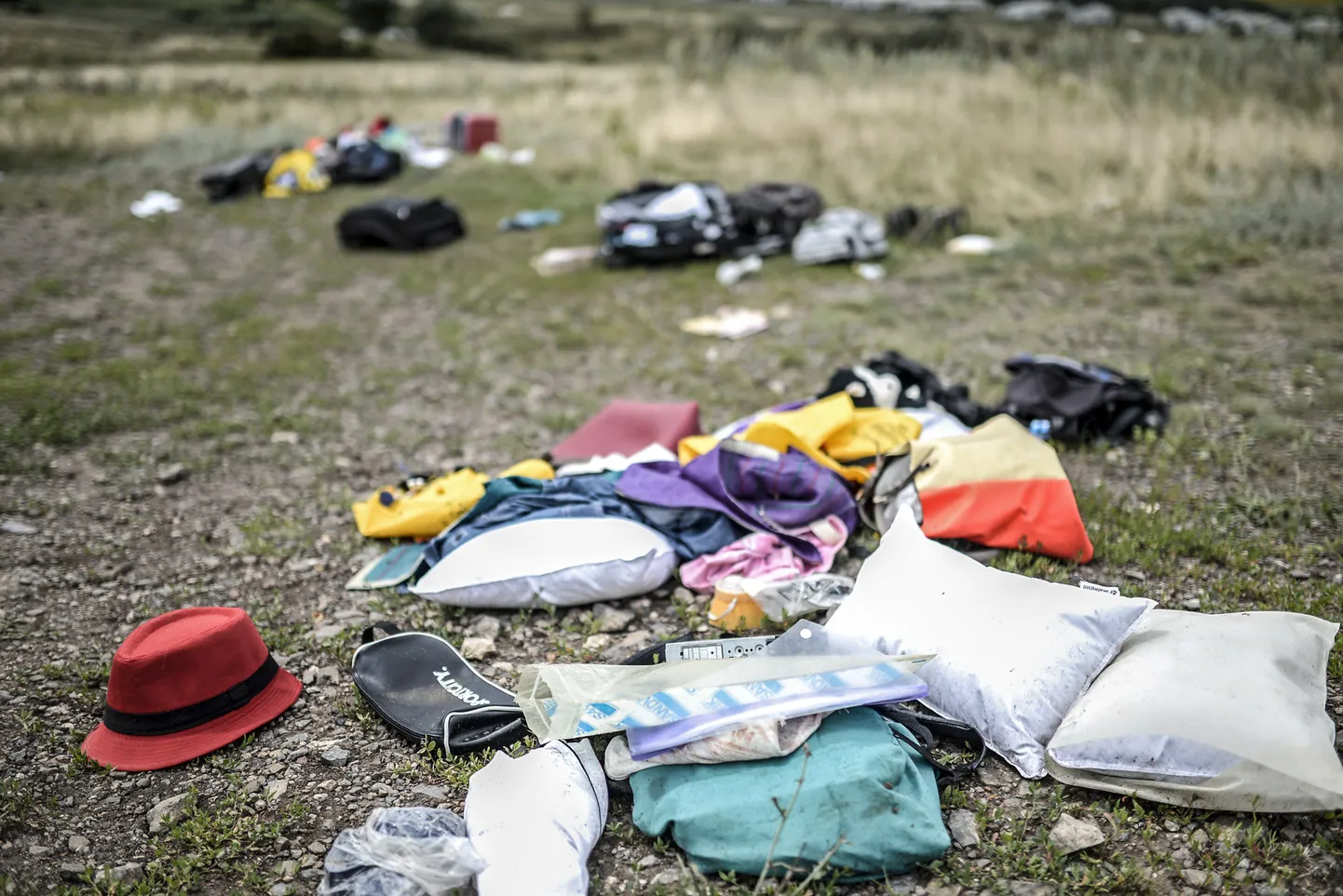 Õnnetuslennu MH17 ohvri abikaasa sõnul kasutasid separatistid ta mehe krediitkaarte. Fotol ohvrite isiklikud asjad