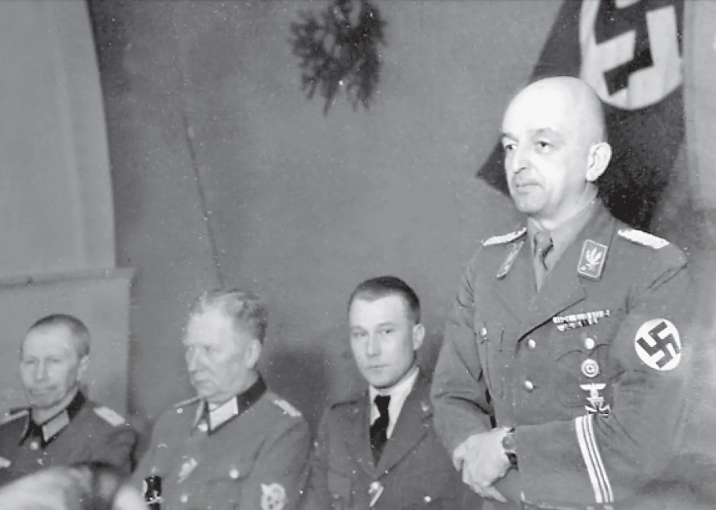 Karl-Siegmund Litzmann (paremal) oli Teises maailmasõjas Saksamaa okupeeritud ida-alade riigikomissariaadi Eesti kindralkomissar asukohaga Tallinnas.