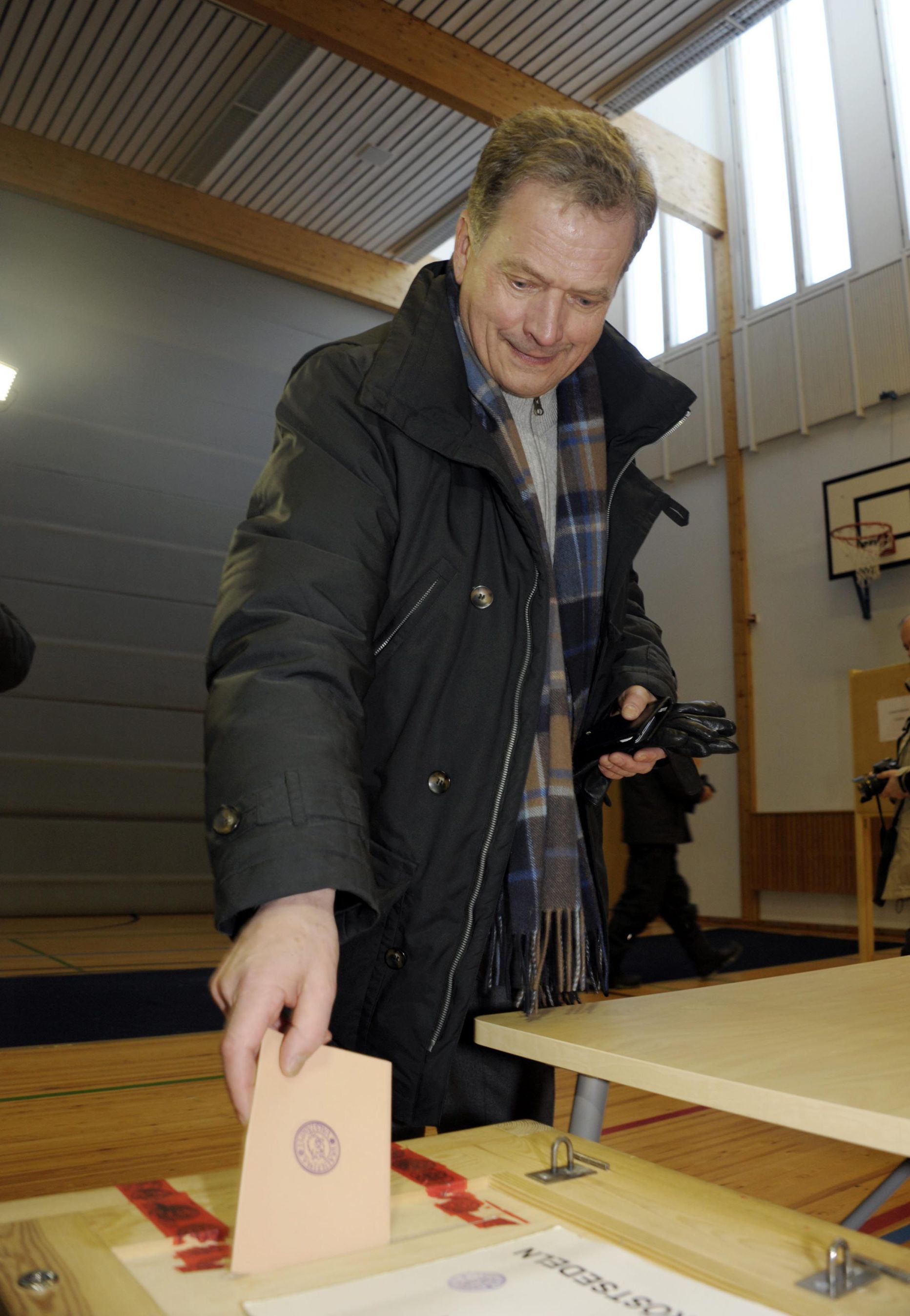 Koonderakonna presidendikandidaat Sauli Niinistö valimisjaoskonnas Espoos.