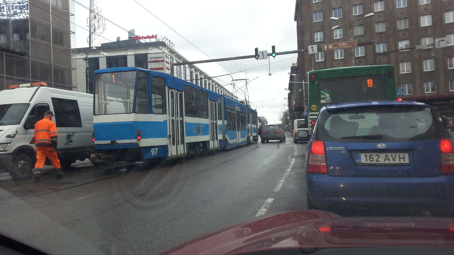 Narva maanteel juhtunud plekimõlkimine seiskas Kadriorus trammiliikluse.