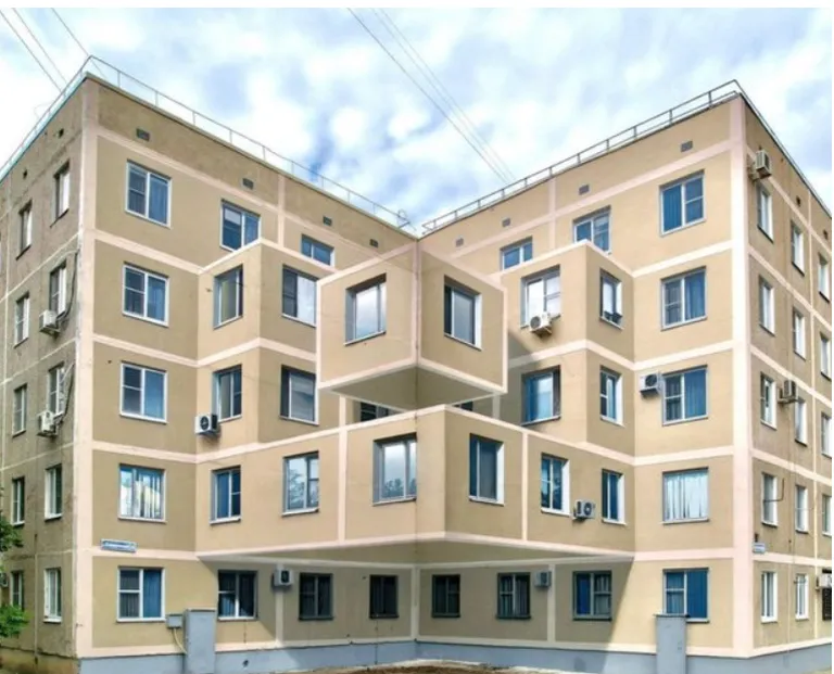 Мурал на стене панельного дома.