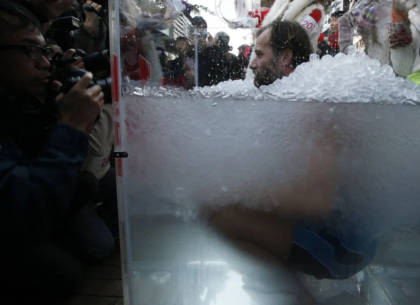Wim Hof jääkuubikutega vees