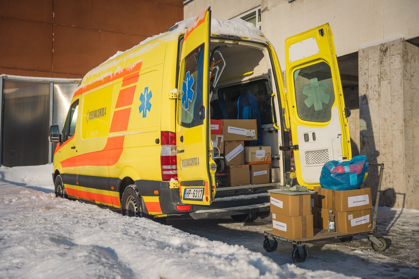 Ātrās palīdzības mašīna Ukrainai no "Veselības centra 4".