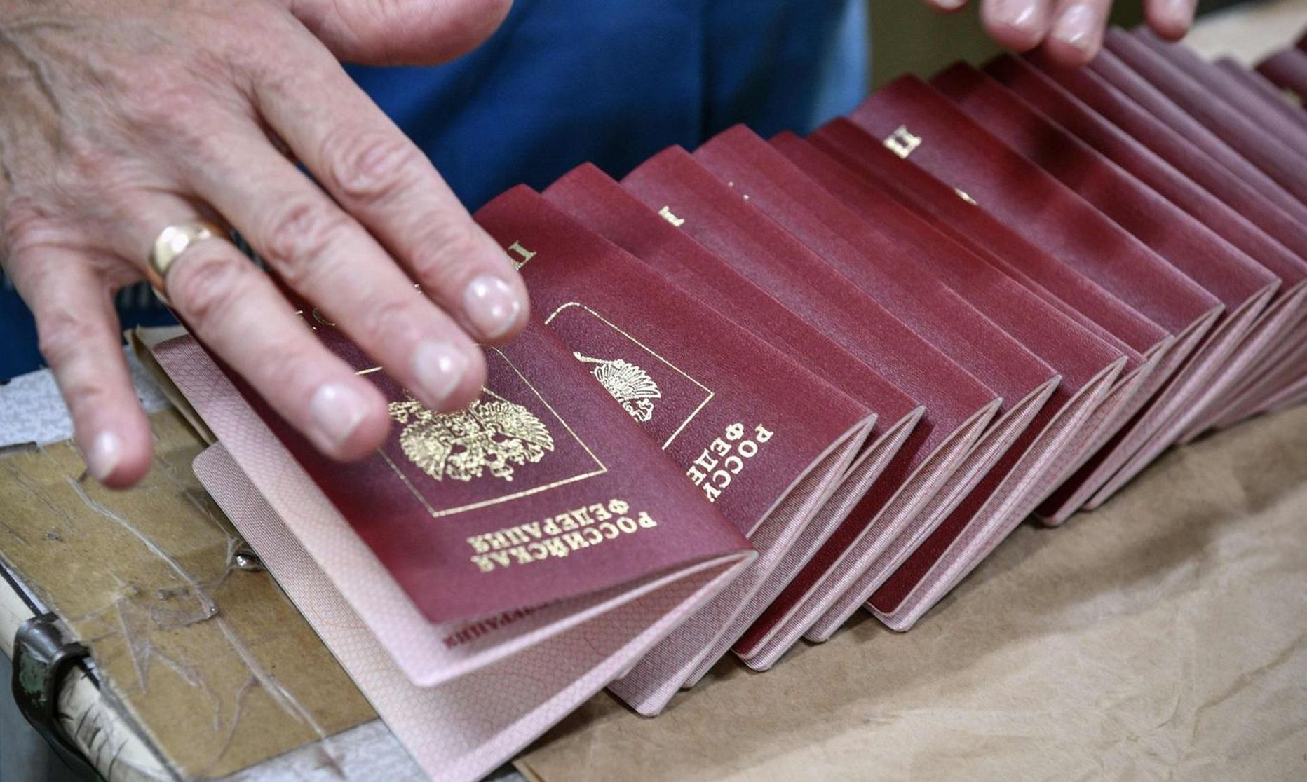 Российские паспорта на предприятии "Гознак" в Москве.