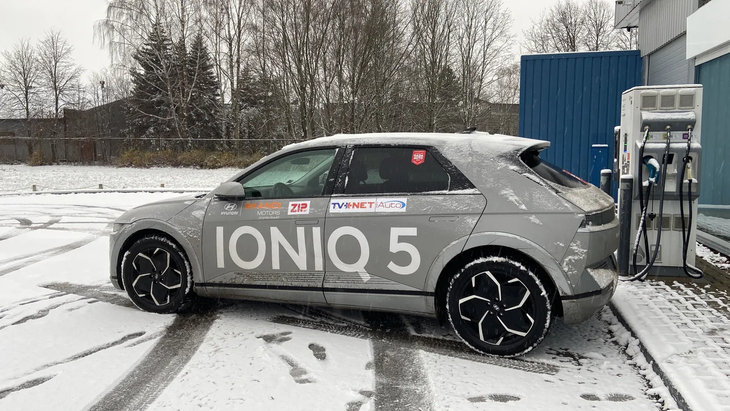 Elektroauto uzlādes stacija pie Biķernieku trases