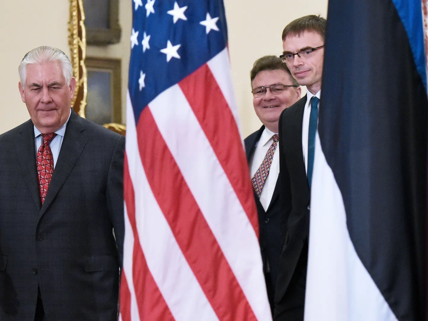 Госсекретарь США Рекс Тиллерсон (слева) на встрече с министром иностранных дел Литвы Линасом Линкявичюсом (в центре) и министром иностранных дел Эстонии Свеном Миксером, Вашингтон, округ Колумбия, США, 28 марта 2017 года.