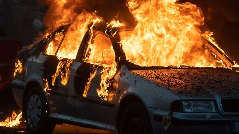 VIDEO SÜNDMUSKOHALT ⟩ Relvastatud röövlid muutsid Itaalia maantee sõjatandriks: soomustatud rahaauto lasti õhku, politseiga puhkes tulistamine