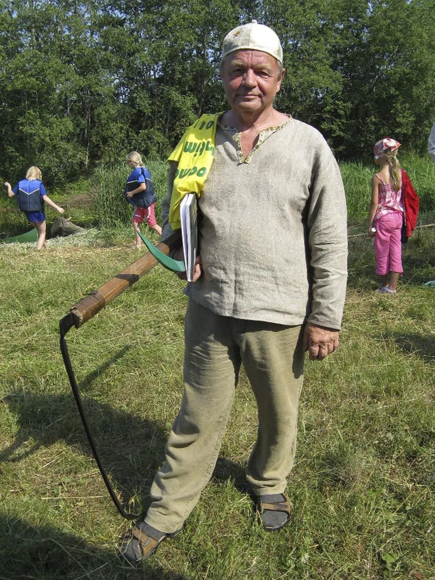 Tänavuse Soomaa vikatimehe tiitli võitnud Mati Toomsalu pärast edukat võistlust.