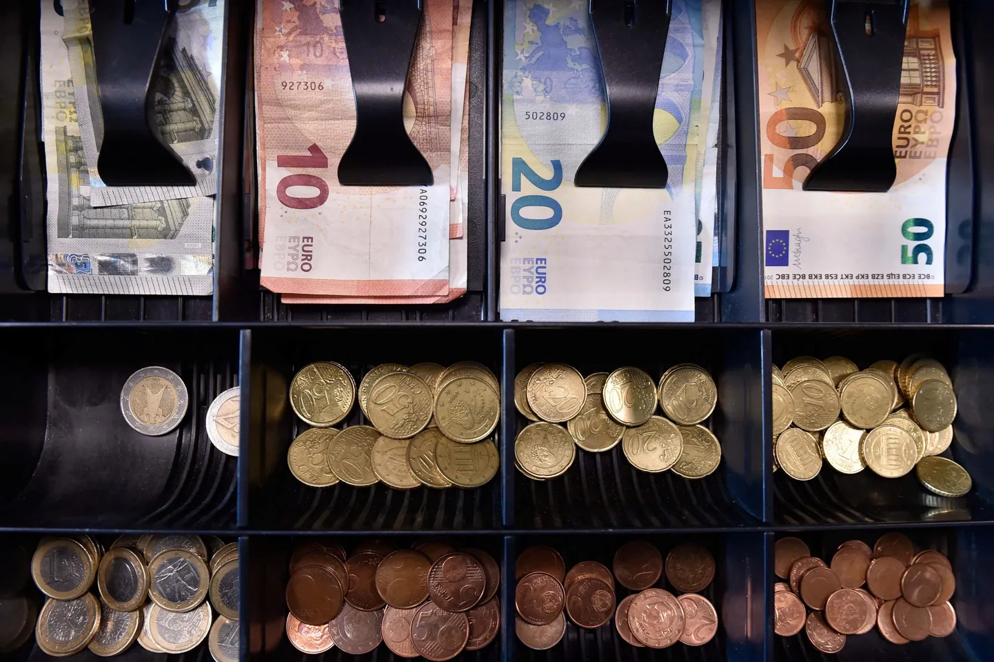 Ümbrikupalga maksmise arvelt on Eesti riigile jäänud hinnanguliselt pool miljardit maksutulu saamata.