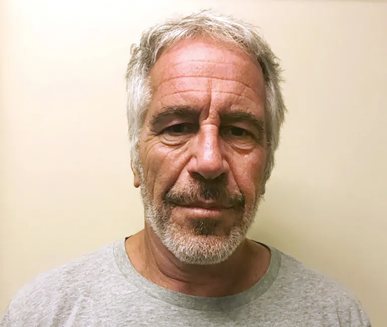 Pedofiil Jeffrey Epstein politseifotol.