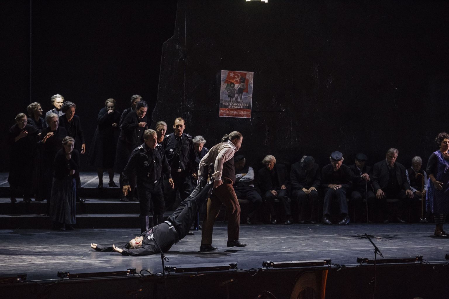 Fatalisti palk on surm. Alfio (Johannes Scwärsky) eskordib Turiddu (Michael Wade Lee) «Talupoja au» lõpupildis lavale.