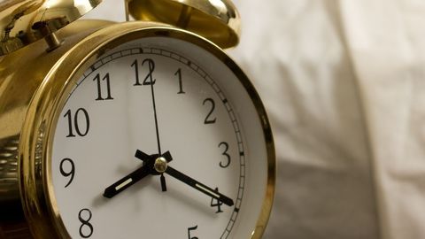 Вопрос читателя: как перевод часов влияет на тех, кто работает в ночную смену?