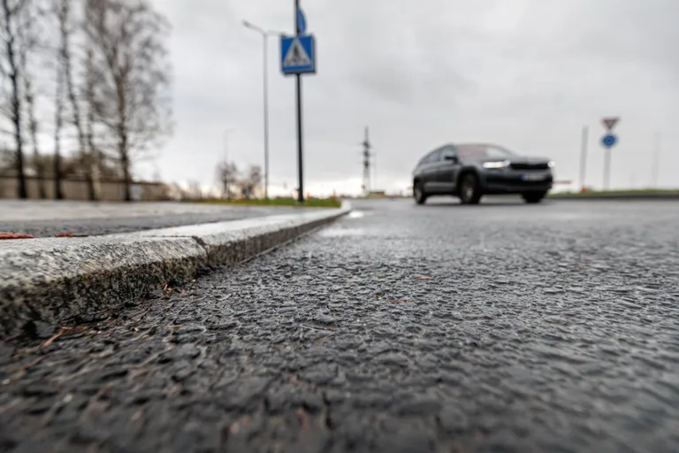 Teeületuskohtades asub sõidutee äär tasapinnast neli sentimeetrit kõrgemal.