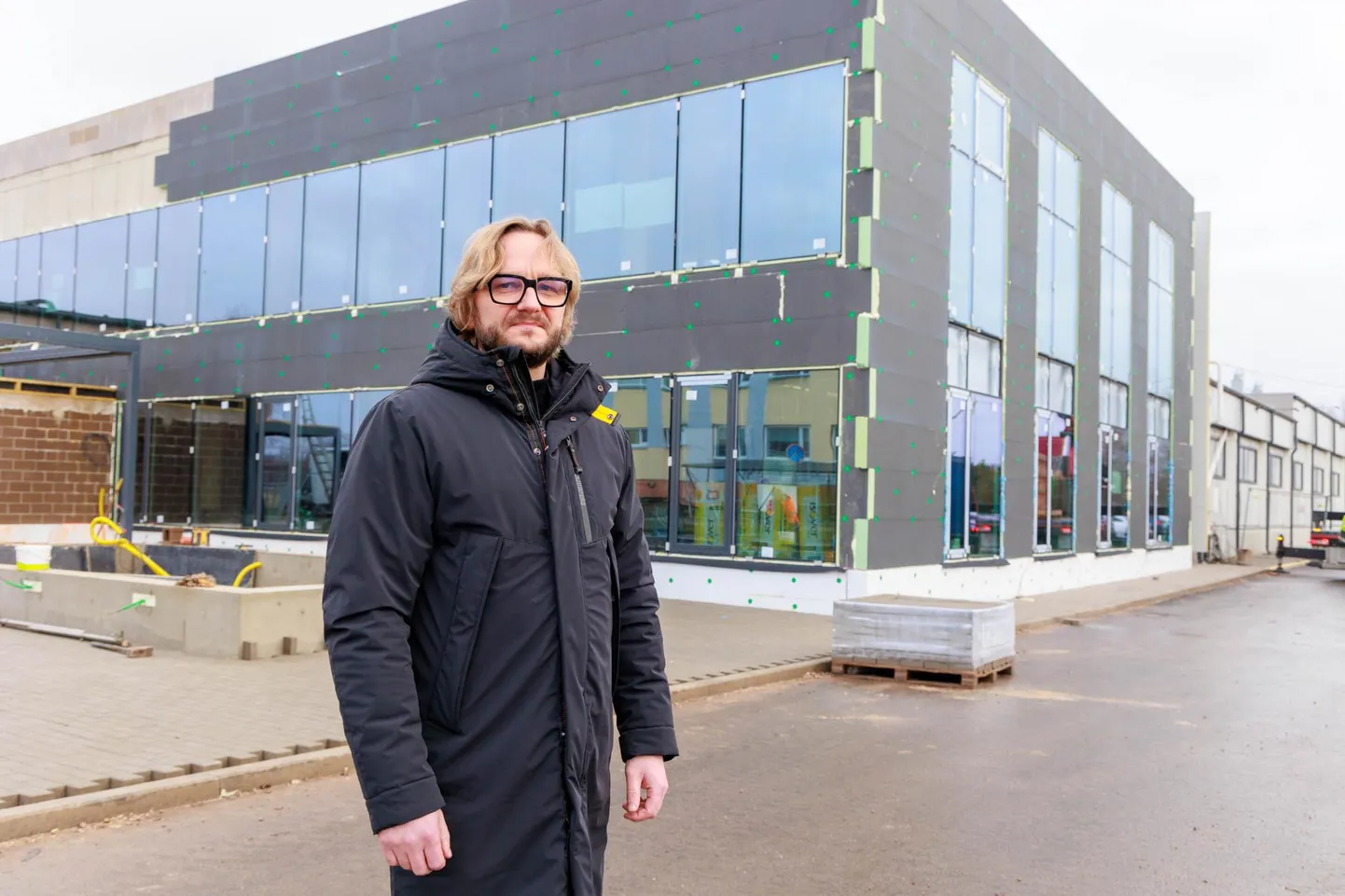 OÜ Cristella VT juhatuse liige Priit Koha Võrus Pika tänava tööstusalal asuva tootmiskompleksi ees. Taustal on näha ettevõtte kontorihoone ehitust.